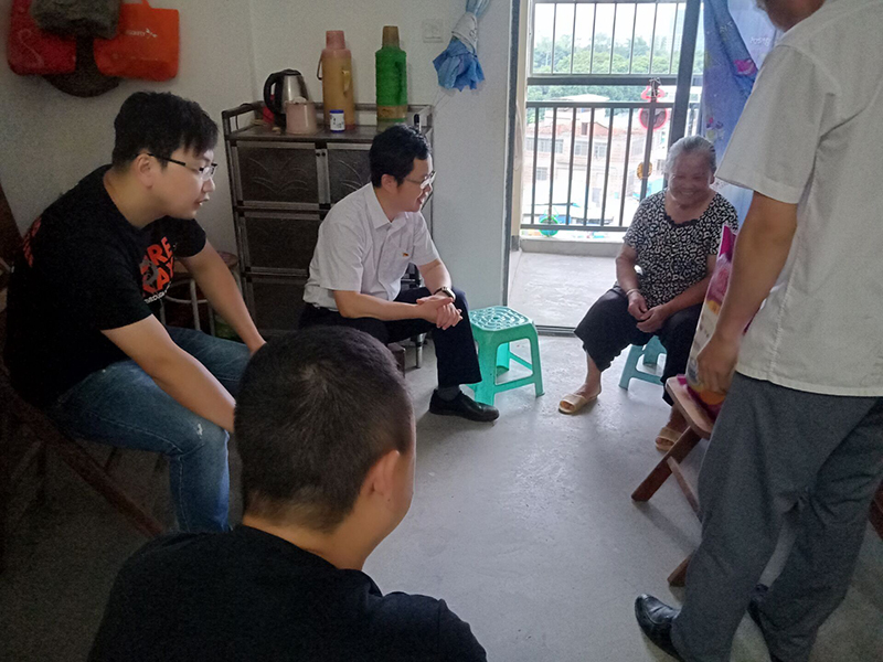 物業(yè)愛(ài)心慰問(wèn) 情暖業(yè)主人心
